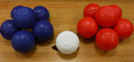 青と赤、白のボッチャのボール